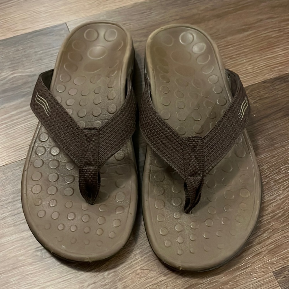 Orthaheel SZ8 brown flip flops with arch support. Great condition.